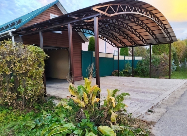 Арочный автонавес с кровлей из поликарбоната Арочный автонавес с кровлей из поликарбоната