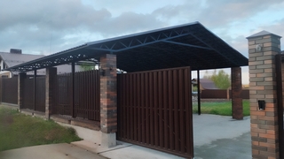 Двускатный навес с крышей из профнастила для зоны стоянки автомобиля Двускатный навес с крышей из профнастила для зоны стоянки автомобиля