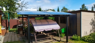 Полуарочный навес из поликарбоната для зоны отдыха на даче